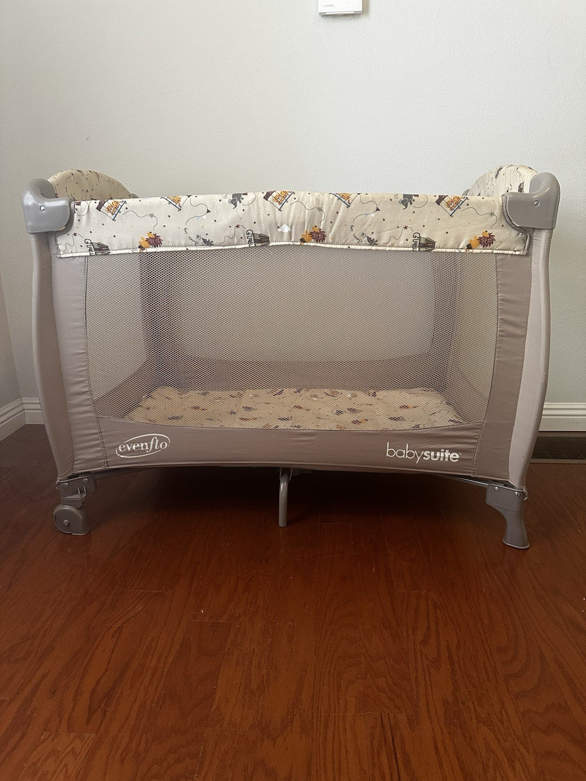 Evenflo Portable BabySuite 300 in the Circus/ABC Pattern